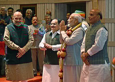 பிரதமர் மோடியை கைதட்டி மாலை அணிவித்து வரவேற்ற பாஜக எம்.பி.க்கள்!