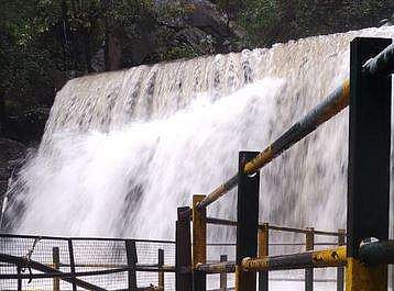 சுருளி அருவியில் சுற்றுலா பயணிகள் குளிக்கத் தடை!