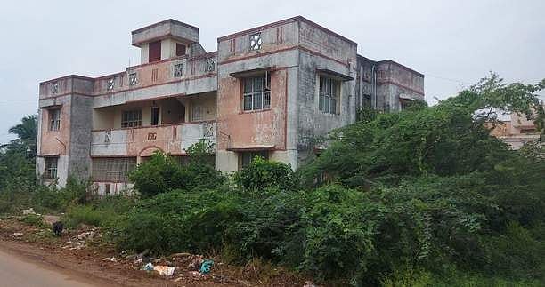 12 ஆண்டுகளாக மூடிக்கிடக்கும் காவலா் குடியிருப்புகள்!