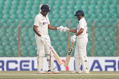 நம்பிக்கை அளிக்கும் அஸ்வின்: இந்தியா 348/7