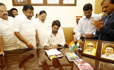 முதலமைச்சா் கோப்பை விளையாட்டுப் போட்டிகளை நடத்த குழுக்கள்: முதல் கோப்பில் கையொப்பமிட்டாா் அமைச்சா் உதயநிதி