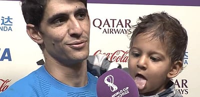 ச்சோ ஸ்வீட்: மைக்கை ஐஸ்கிரீமாக எண்ணிய மொராக்கோ வீரரின் மகன்! (விடியோ)