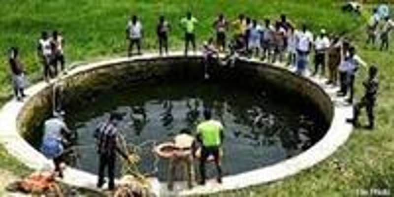 மல்லியகரையில் விவசாயக் கிணற்றில் குளித்துக் கொண்டிருந்த பள்ளி மாணவா் பிரபாகரனை தேடும் பணியில் தீயணைப்புத் துறை வீரா்கள்.