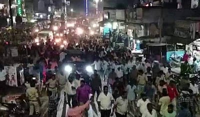 ஒய்.எஸ்.ஆர். காங்கிரஸ்-தெலுங்கு தேசம் தொண்டர்கள் மோதல்: வாகனங்களுக்‍கு தீ வைப்பு