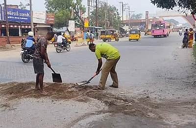 சாலையில் பெரிய பள்ளத்தை கண்டுகொள்ளாத மாநகராட்சி: சீரமைத்த தீயணைப்பு துறையினர்!