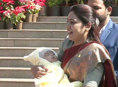 பச்சிளம் குழந்தையுடன் பேரவைக் கூட்டத்திற்கு வந்த எம்எல்ஏ!