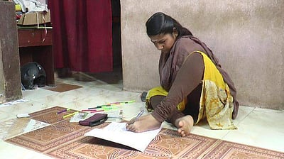 கைகள் இல்லை: கால்களால் எழுதி பட்டம் பெற்ற வித்யாஸ்ரீ