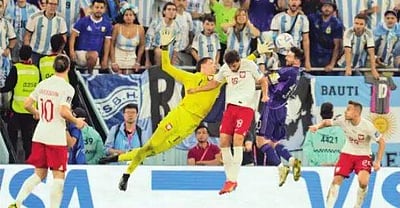 தவறவிட்ட மெஸ்ஸி, தூக்கிவிட்ட அலிஸ்டா், அல்வரெஸ்: காலிறுதியில் ஆா்ஜென்டீனா