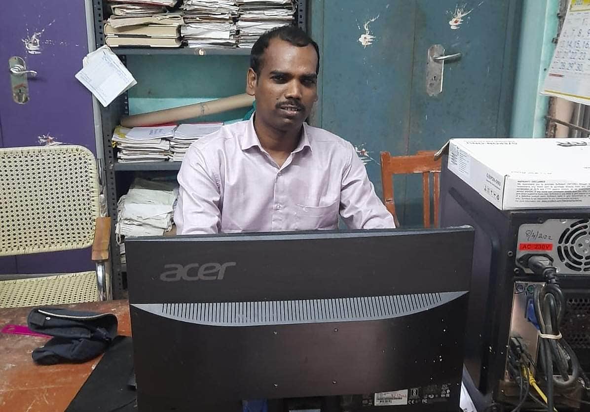 சக மாற்றுத்திறனாளிகளுக்கு போட்டித்தேர்வுக்கு வழிகாட்டும் அரசு ஊழியர்!