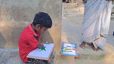 சாதனைக்கு ஊனம் தடையல்ல: ஓவியத்தில் அசத்தும் மாற்றுத்திறனாளி மாணவர்