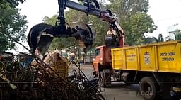 குப்பை அள்ளும் வாகனங்களிலும் தோ்தல் விழிப்புணா்வு பிரசாரம்