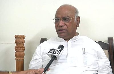 சீன எல்லை விவகாரம்: நாடாளுமன்ற வளாக மகாத்மா காந்தி சிலை அருகே எதிர்க்கட்சித் தலைவர்கள் போராட்டம்!