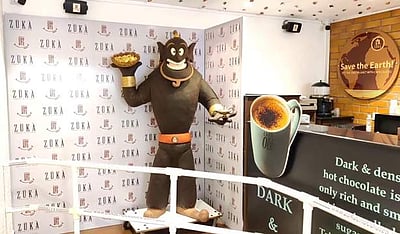 கிறிஸ்துமஸ்: 400 கிலோ எடையில் பூதம் உருவத்திலான சாக்லேட்! (விடியோ)