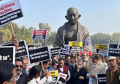 சீன பிரச்னை: நாடாளுமன்ற வளாகத்தில் எதிர்க்கட்சிகள் போராட்டம்