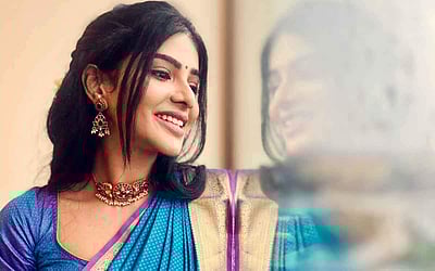 சேலையில் பவித்ரா லட்சுமி - புகைப்படங்கள்