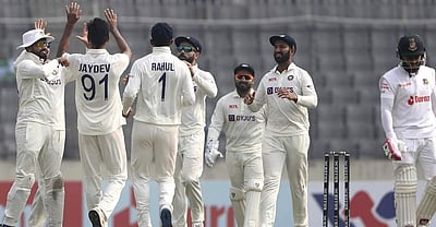 உனாட்கட், அஸ்வின் நெருக்கடியால் 5 விக்கெட்டுகளை இழந்த வங்கதேசம்!