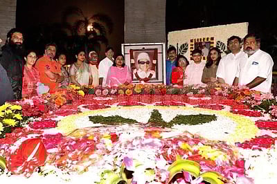 மெரினாவில் எம்ஜிஆர் குடும்பத்தினர் அஞ்சலி!