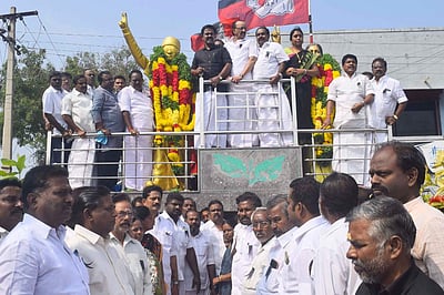 மன்னார்குடியில் எம்ஜிஆர் சிலைக்கு அதிமுகவினர் மாலை அணிவிப்பு!