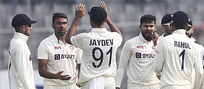 தடுமாறும் வங்கதேசம்: 4 விக்கெட்டுகளை வீழ்த்திய இந்தியா!