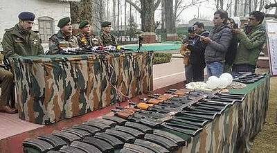 பாகிஸ்தான் எல்லையில் ஆயுதக் குவியல்: ராணுவம் பறிமுதல்