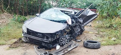 அவிநாசி அருகே சாலை தடுப்பில் கார் மோதி விபத்து: ஐயப்ப பக்தர் பலி