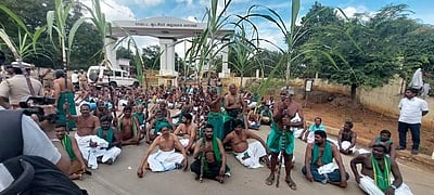 திருச்சி ஆட்சியர் அலுவலகம் முன் செங்கரும்புடன் விவசாயிகள் ஆர்ப்பாட்டம்!