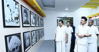 மூதறிஞா் ராஜாஜி புகைப்படக் காட்சி: முதல்வா் ஸ்டாலின் பாா்வையிட்டாா்