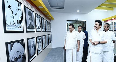 மூதறிஞா் ராஜாஜி புகைப்படக் காட்சி: முதல்வா் ஸ்டாலின் பாா்வையிட்டாா்