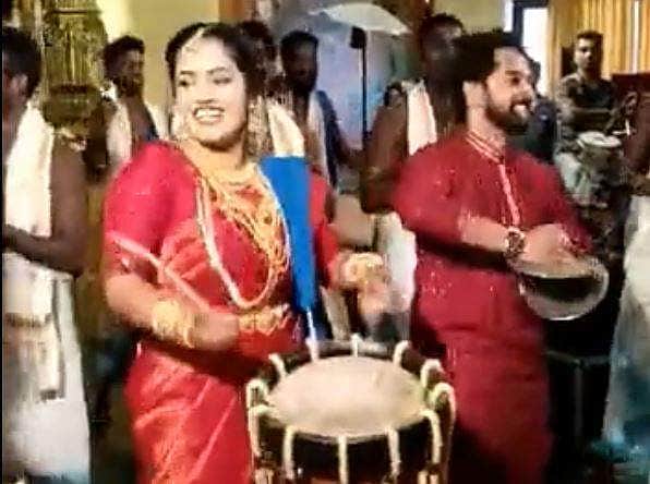 செண்டை மேளம் வாசித்து திருமணத்தை கொண்டாடிய மணப்பெண்! வைரல் விடியோ