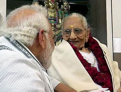 தாயாரை சந்தித்து நலம் விசாரித்தார் பிரதமர் மோடி
