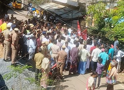 3 பேர் தீக்குளிக்க முயற்சி: ஆக்கிரமிப்பு வீடுகள் சீல் வைப்பது நிறுத்தம்!