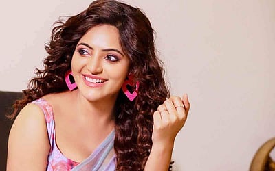 கியூட் லுக்கில் அதுல்யா ரவி! 