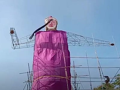 புத்தாண்டுக்கு எரிக்கப்படும் பொம்மைக்கு மோடி உருவம்! பாஜக எதிர்ப்பு