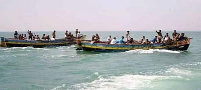 தமிழக மீனவர்கள் 4 பேர் கைது: இலங்கை கடற்படை அட்டூழியம்!