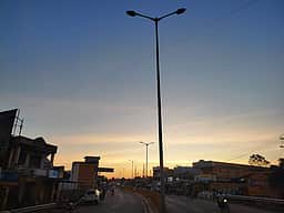 புதூா் ரயில்வே பாலத்தில் எரியாத மின் விளக்குகள்: நடவடிக்கை எடுக்க வலியுறுத்தல்