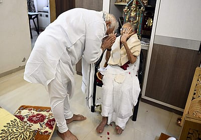 பிரதமரின் தாயார் விரைந்து குணமடைய கோயில்களில் பிரார்த்தனை