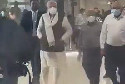 படக்குழுவுடன் தாயை பார்க்கச் சென்ற மோடி! வைரல் விடியோ