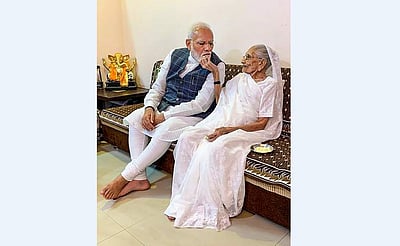 பிரதமா் மோடியின் தாய் மருத்துவமனையில் அனுமதி