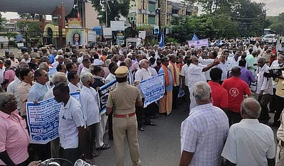 விழுப்புரத்தில் ஓய்வுபெற்ற போக்குவரத்து ஊழியர்கள் மறியல்