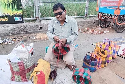 கவிபாடும் கைகள்! எம்ஏ, பிஎட், எம்ஃபில் முடித்துக் கூடை பின்னும் பார்வையற்றவர்!