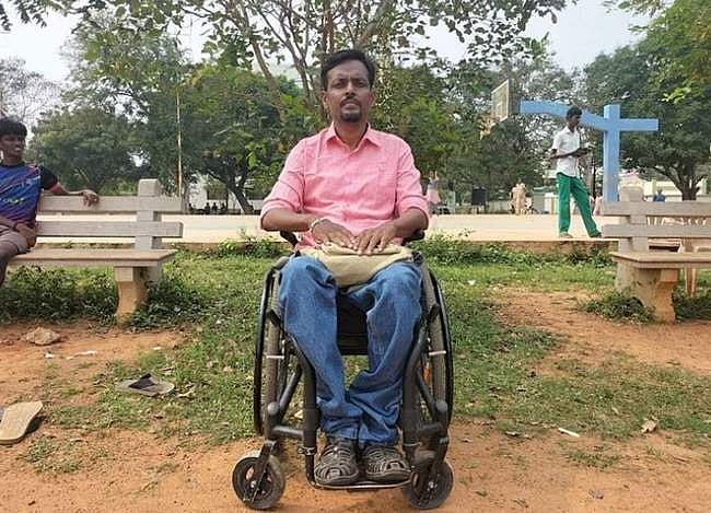 உனக்கும் கீழே உள்ளவர் கோடி! தண்டுவடம் பாதிக்கப்பட்டோருக்கு உதவும் இளைஞர்