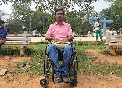 உனக்கும் கீழே உள்ளவர் கோடி! தண்டுவடம் பாதிக்கப்பட்டோருக்கு உதவும் இளைஞர்