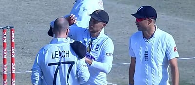 பந்தைப் பளபளப்பாக்க இங்கிலாந்தின் புதிய முயற்சி! (விடியோ)