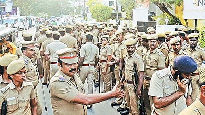 தில்லி மாநகராட்சி தேர்தல்: பாதுகாப்புப் பணியில் 40 ஆயிரம் போலீசார்!