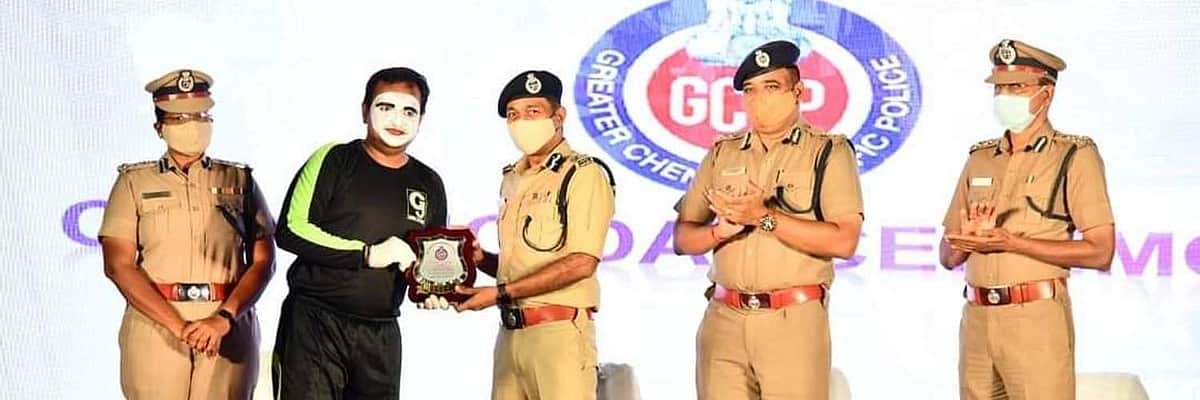 சப்தமில்லா புரட்சி: 'விபத்தில்லா தேசம்' உருவாக்கத் துடிக்கும் மைம் கலைஞர் வீரமணி சேகர்