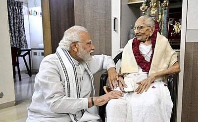 'ஒரு புகழ்பெற்ற நூற்றாண்டு கடவுளின் காலடியில் சேர்ந்திருக்கிறது' - மோடி உருக்கம்