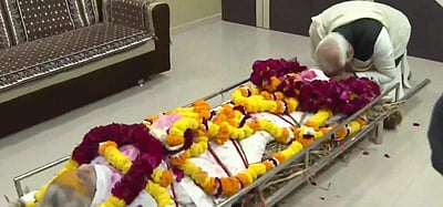 தாயாரின் உடலுக்கு பிரதமர் மோடி அஞ்சலி