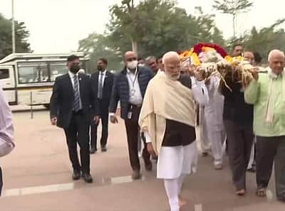 தாயார் ஹீராபென் உடலுக்கு பிரதமர் மோடி இறுதிச்சடங்கு