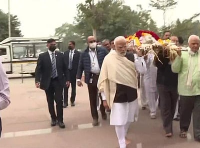 தாயார் ஹீராபென் உடலுக்கு பிரதமர் மோடி இறுதிச்சடங்கு