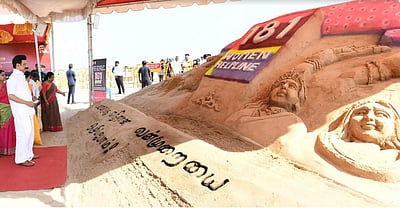 பெண்களுக்கு எதிரான வன்முறை: விழிப்புணர்வு மணல் சிற்பத்தை பார்வையிட்டார் ஸ்டாலின்